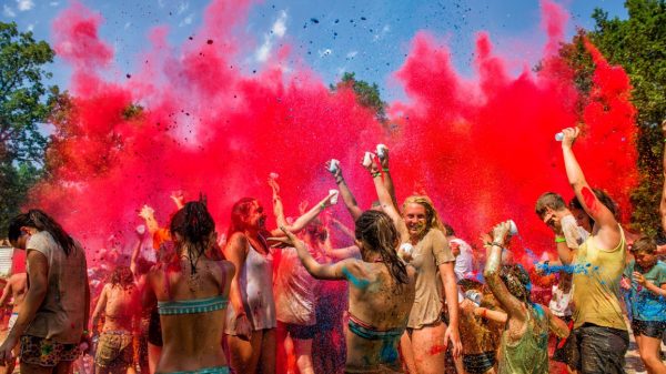 Wenn junge Leute auf dem Campingplatz feiern