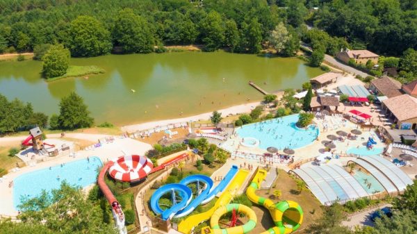 Ein Campingplatz am Seeufer