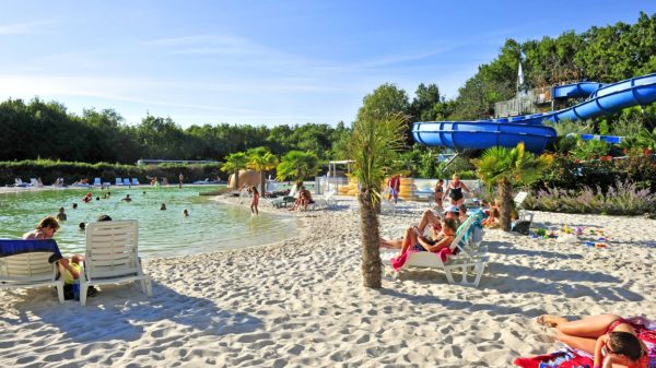 Eine Lagune und Wasserrutsche