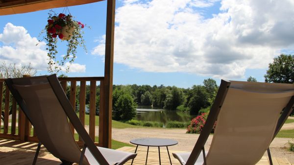 Un camping avec accès direct au lac, idéal pour les baignades