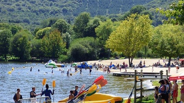 Swimming in the Courtille lake, a stone's throw from the campsite