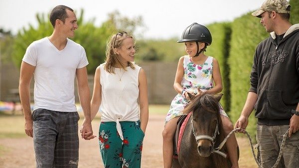 Une balade à poney encadrée, pendant ses vacances au camping