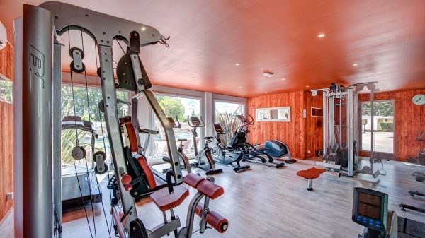 ) Gimnasios muy bien equipados