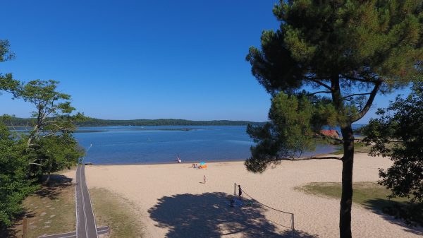 This campsite offers direct access to the beach at Lake Biscarosse