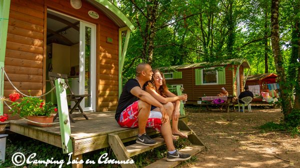 Entspannungsmoment auf der Veranda eines Wohnwagens