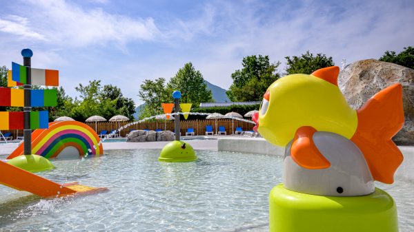 Badespaß im Planschbecken zwischen Mini-Rutschen und Wasserfontänen