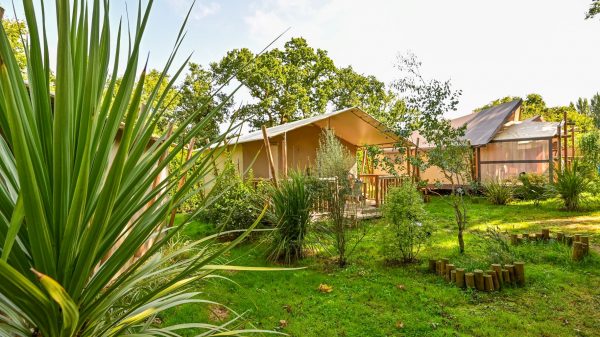 De zon van Bretagne streelt de accommodaties van de camping...