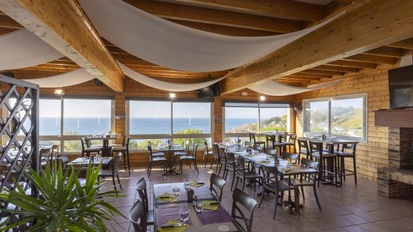 Genießen Sie regionale Spezialitäten mit Meerblick