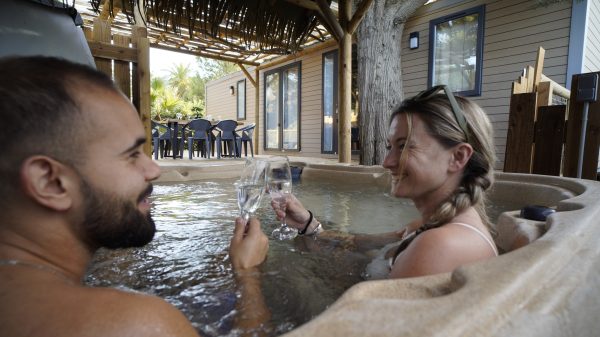 Entspannung im privaten Whirlpool in einem Mobilheim der Spitzenklasse (3 Schlafzimmer)