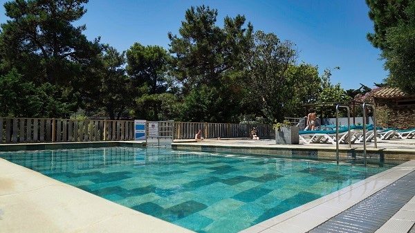 Une piscine de plein air chauffée toute la saison