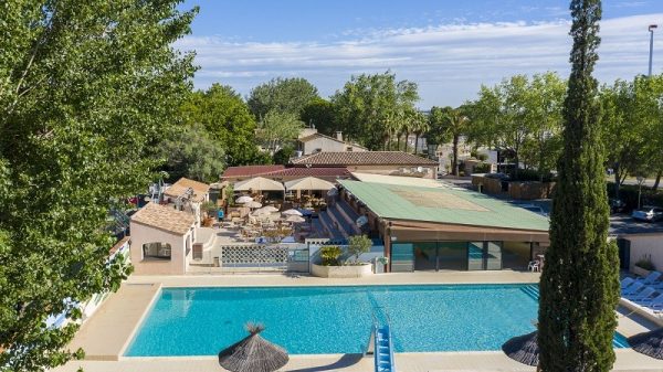 Vue sur la piscine principale du camping
