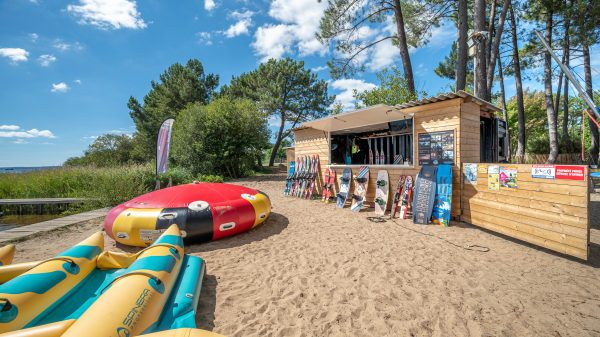 Enjoy water sports such as stand-up paddleboarding, pedalos or tubing at this lakeside campsite