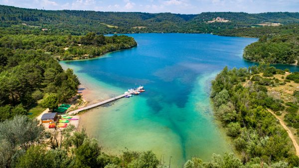 Ein Campingplatz am Ufer des Lac de Sainte-Croix