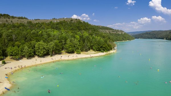 Accès direct à la plage du Surchauffant, au niveau du pont de la Meix, qui traverse le lac Vouglans
