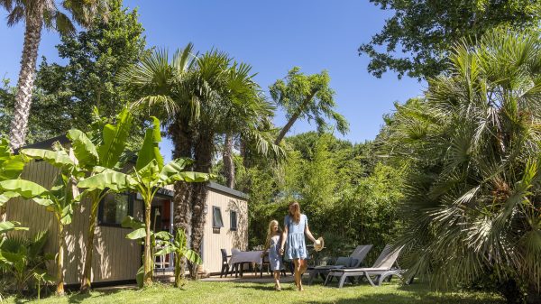 Großzügige Stellplätze für Mietunterkünfte und Zelte