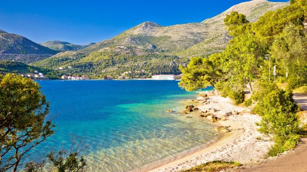 Playa en el mar Adriático, región de Dubrovnik, Croacia