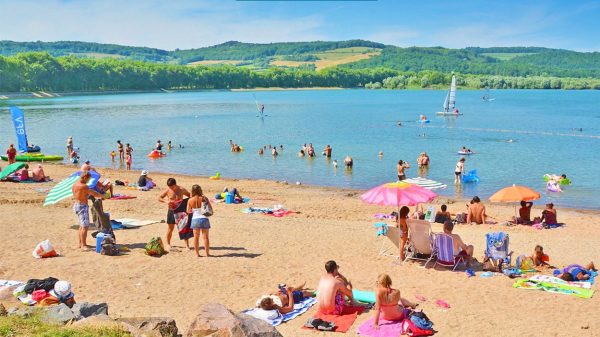 Accès direct à la plage du lac depuis le camping