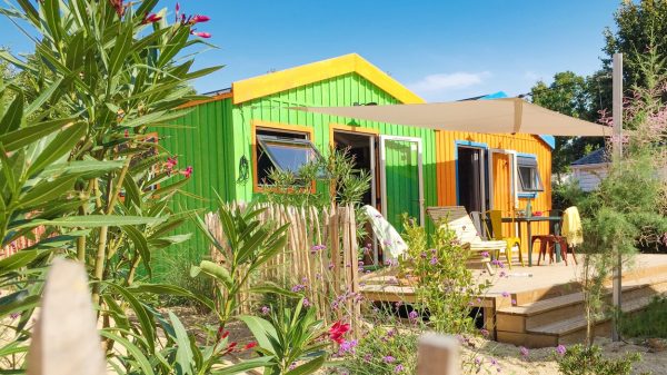 Farbenfrohe Unterkünfte, inspiriert von den berühmten Austernhütten von Oléron