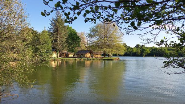 Un camping au bord du lac