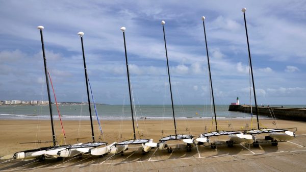 Bateaux alignés sur la plage