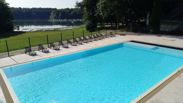La piscine du camping et le lac