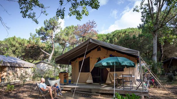 Ein Safarizelt auf einem Campingplatz auf der Île de Ré