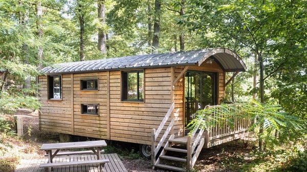 Insólito alojamiento en camping en medio del bosque