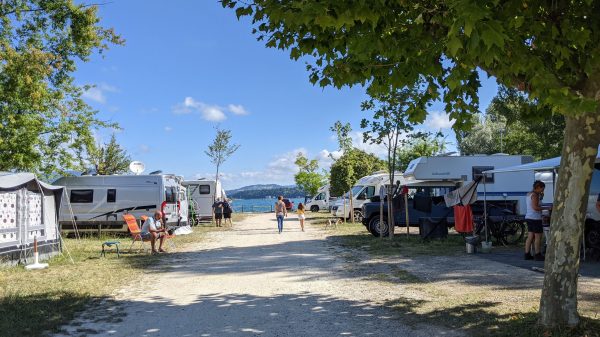 Stellplätze für Wohnmobile am Ufer des Lac du Bourget 