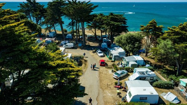 Des criques bordent le camping