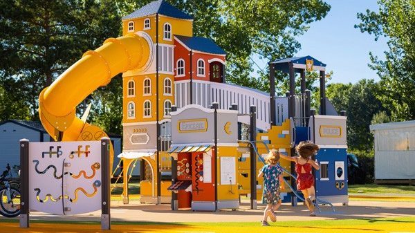 Un décors "mini ville" pour une aventure fun