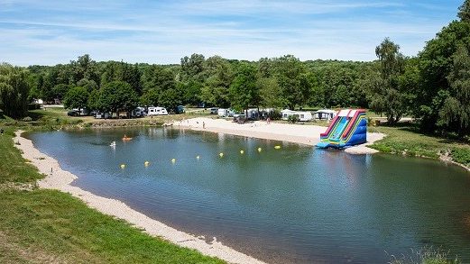 Un camping au bord de l'étang, près de Wattwiller