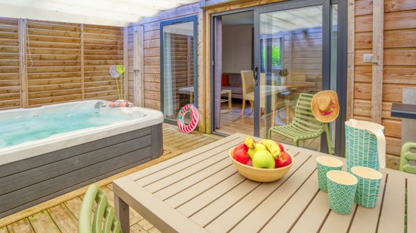 Ein Premium-Mobilheim mit privatem Whirlpool auf der Terrasse