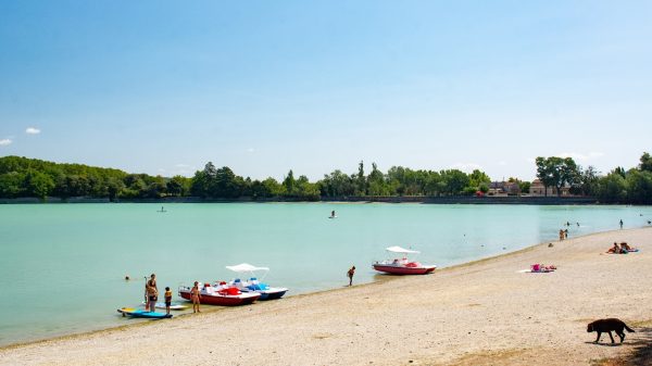 La plage de l'étang de la bonde, dans le Vaucluse