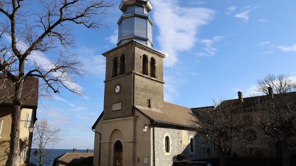 Gerestaureerde Saint-Pancrace kerk met zijn bolle klokkentoren 