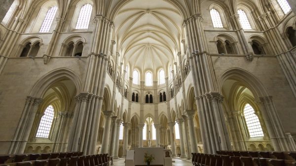L'intérieur de la Basilique Sainte-Marie-Madeleine