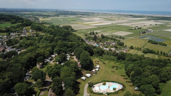 Deze camping biedt een panoramisch uitzicht op de baai van Mont Saint-Michel