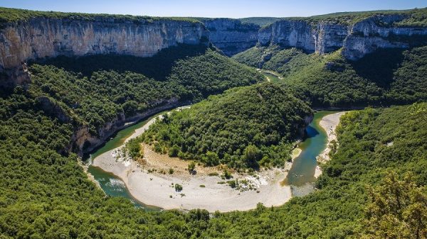De beroemde bocht in de rivier de Ardèche in de Gorges de l'Ardèche
