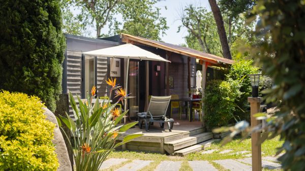Terrasse und Außengestaltung eines Mobilheims auf dem Campingplatz Les Sablons