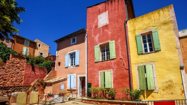 El interior del pueblo de Rosellón con sus coloridas fachadas 