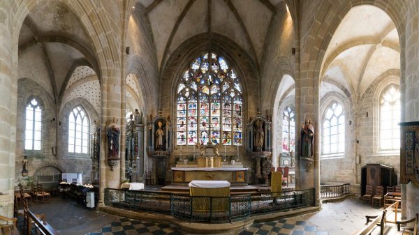 Interieur van de Saint-Ronan kerk en haar glas-in-loodramen