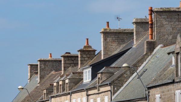 De typische blauwe leien daken van Barfleur 