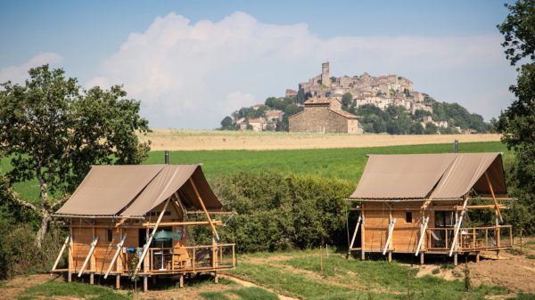Des hébergements insolites au camping HUTTOPIA PAYS DE CORDES SUR CIEL, avec vue sur le village