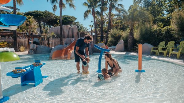 Entdeckung des Wassers in den Planschbecken