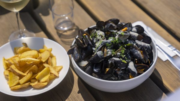 Probieren Sie Muscheln und Pommes frites im Restaurant des Campingplatzes