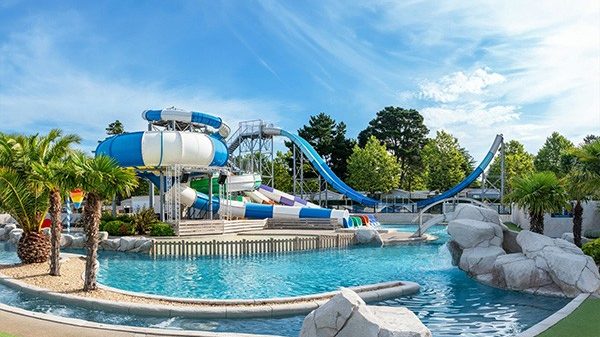 Auf diesem Campingplatz gibt es unter anderem eine Space Hole und eine „Wave”-Reifenrutsche im Wasserpark