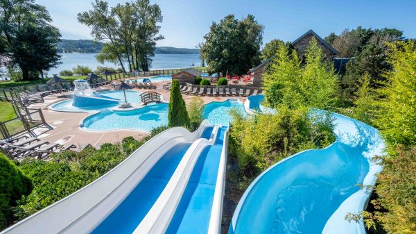 Parc aquatique près du lac