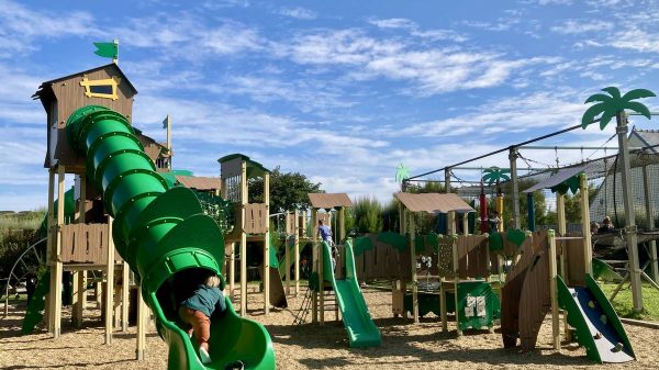 Kinderen vermaken zich in de speeltuin