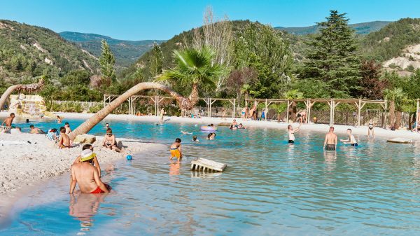 De lagune van de camping, of hoe u het strand midden in de Provençaalse bergen kunt vinden!
