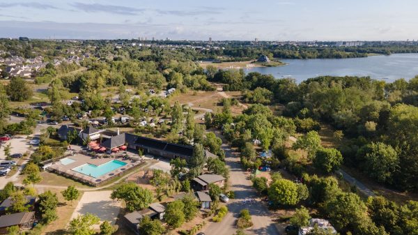 Un camping a orillas del lago