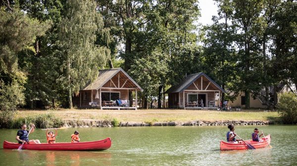 Wooden cabins by the water’s edge – Huttopia Lac de Rillé Campsite 